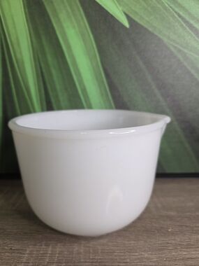 Glasbake by Sunbeam Vintage White Milk-Glass Mixing Bowl w pour spout 20-CJ